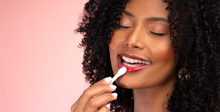 Mulher passando Esfoliante labial da Linha Sweet Lips Cereja Mulher passando Esfoliante labial da Linha Sweet Lips Cereja